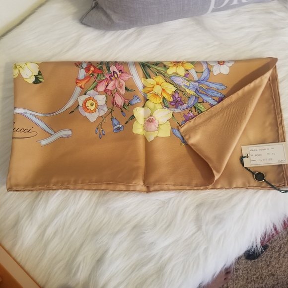 NWT Authentic Gucci floral scarf - Picture 5 of 9